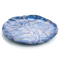 Plato redondo de vidrio de color azul con relieve peces de Ø28 cm colección Relieve Peces